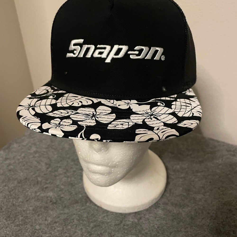 Snap-on Black and White Leaf Pattern Hat